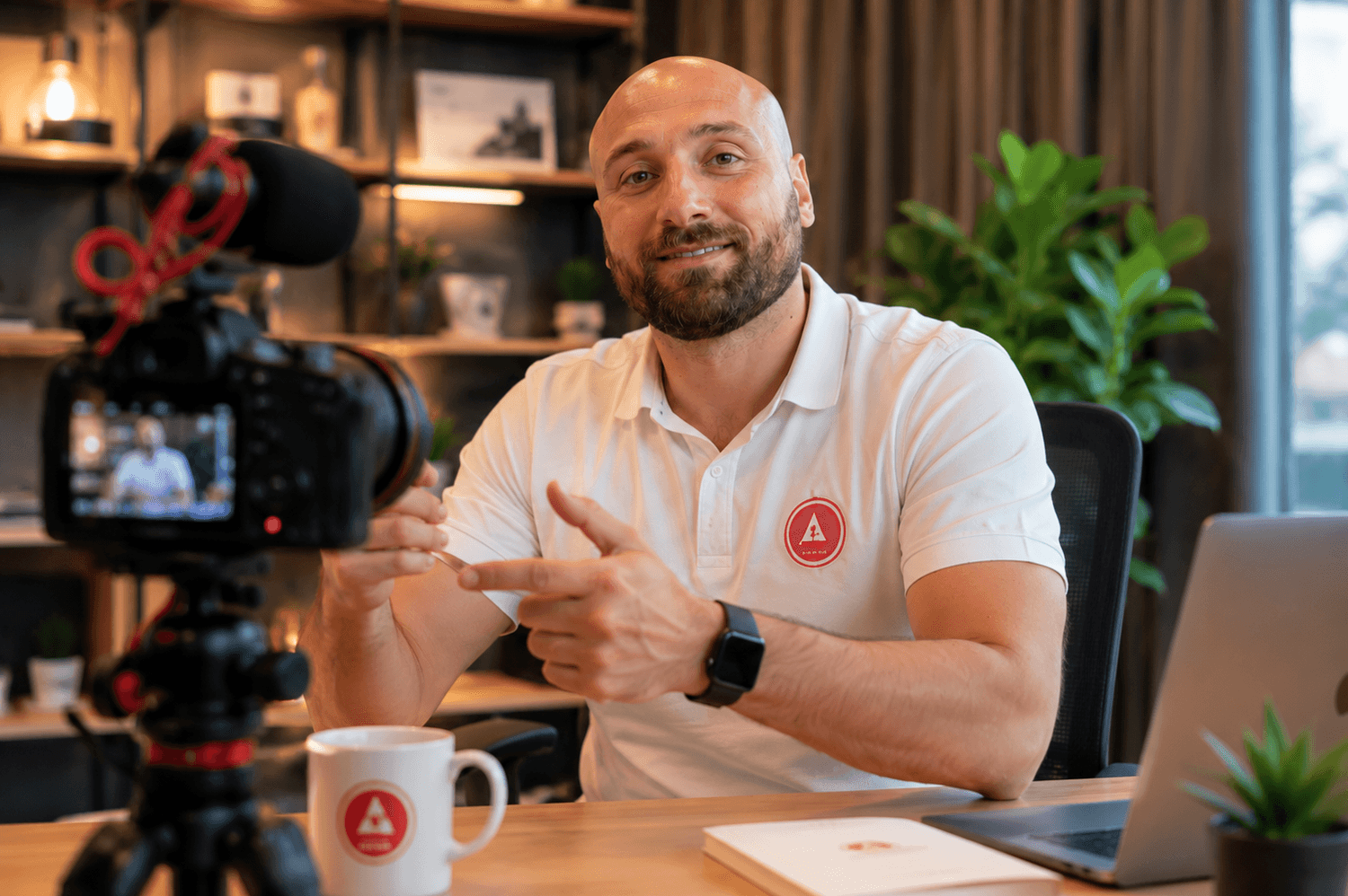 Nicolas, Automaticbnb, en train de filmer le tutoriel