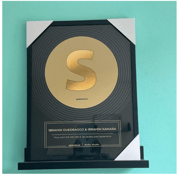 Trophée 100 000 euros Systeme.io