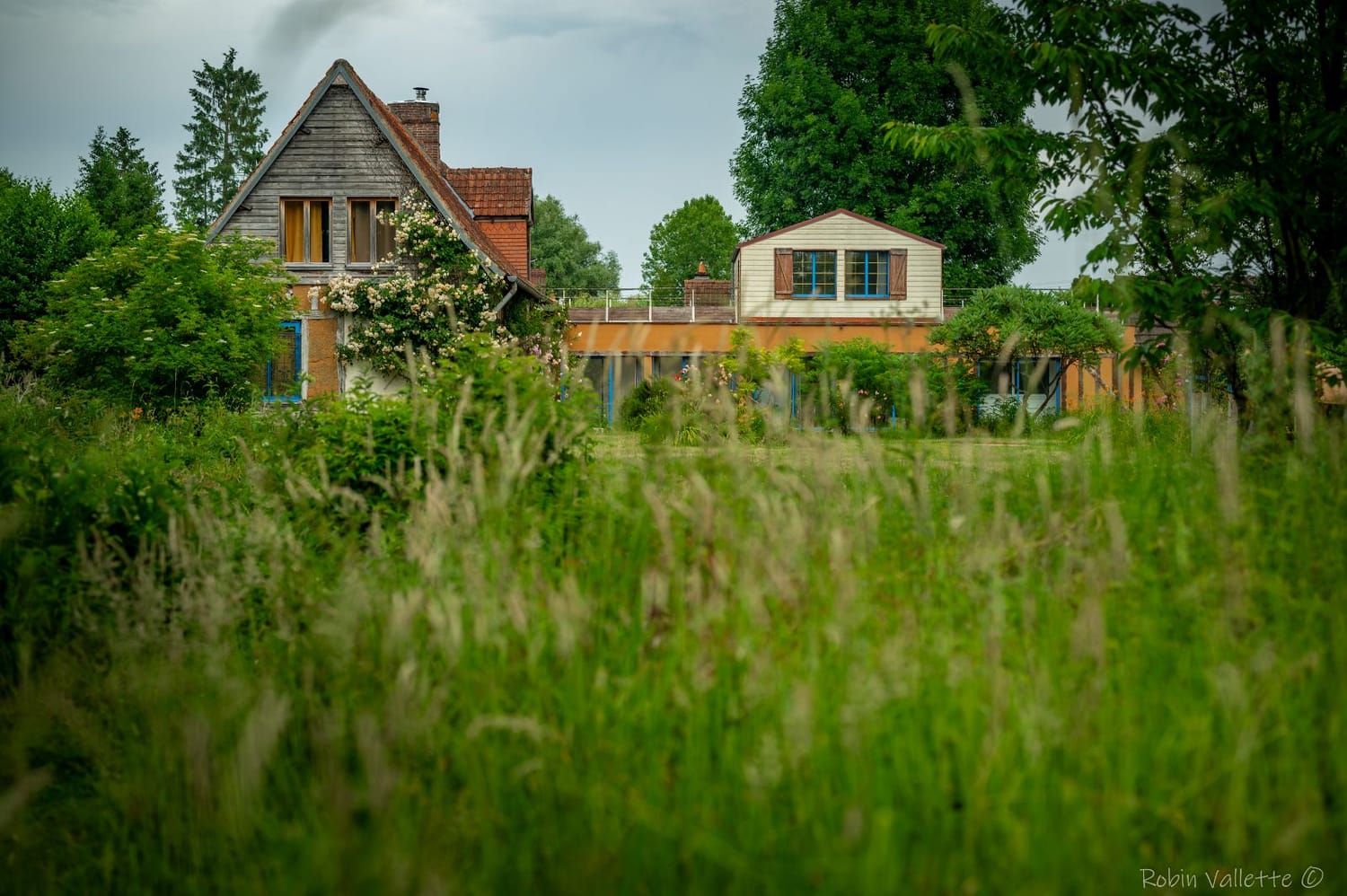 L'Écrin de l'Andelle, la maison vue depuis les herbes hautes