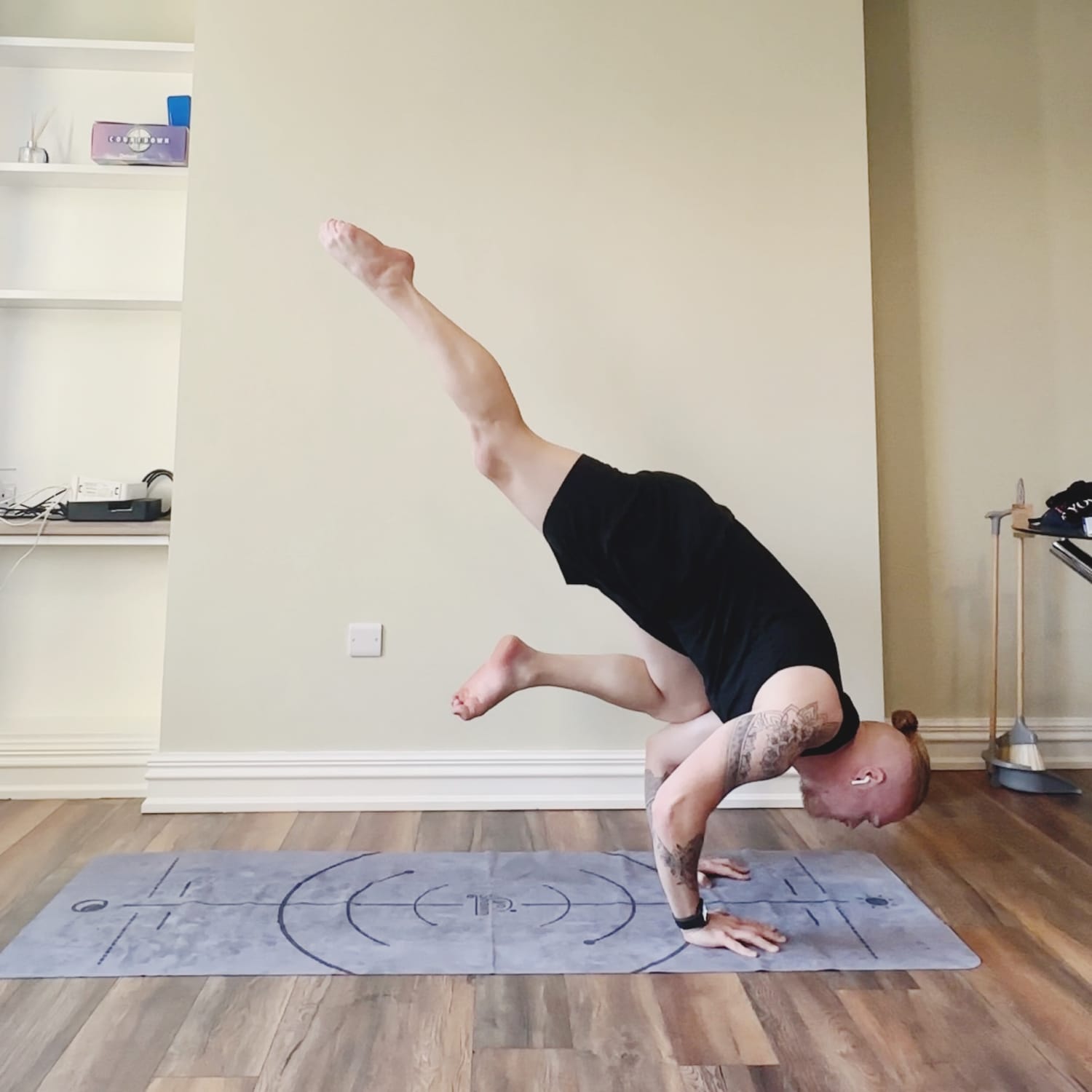 Sacha en corbeau à une jambe (eka pada bakasana)