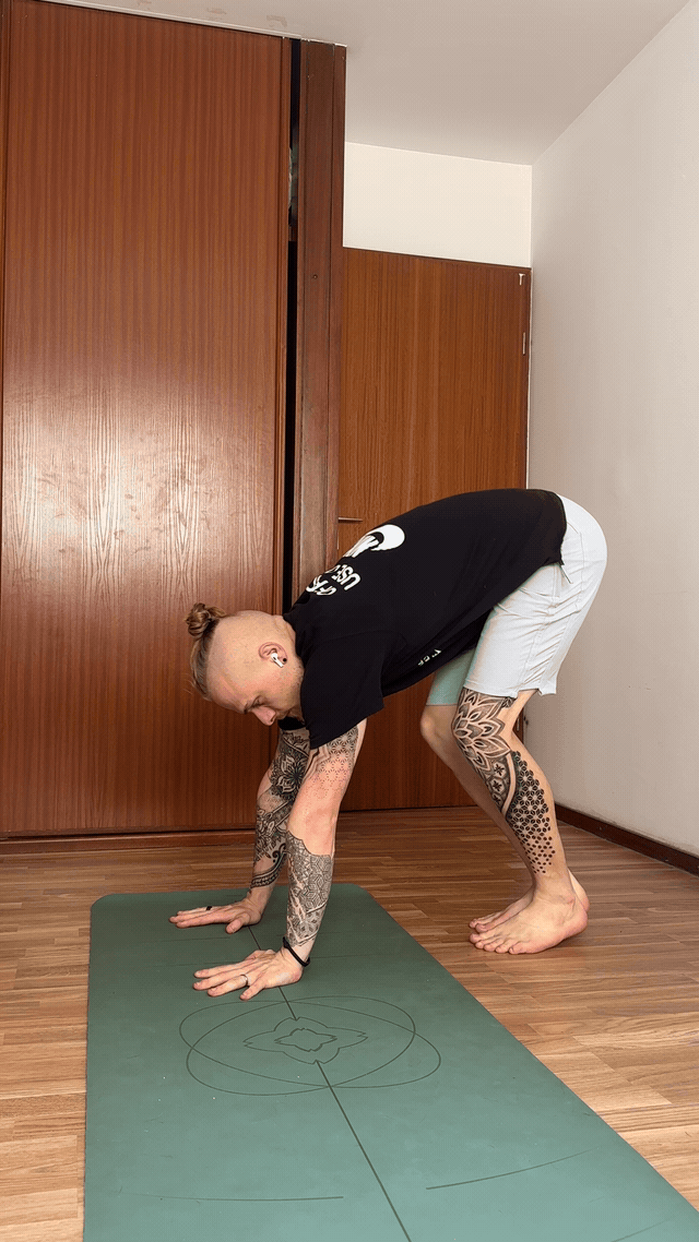 Sacha passe du handstand au corbeau