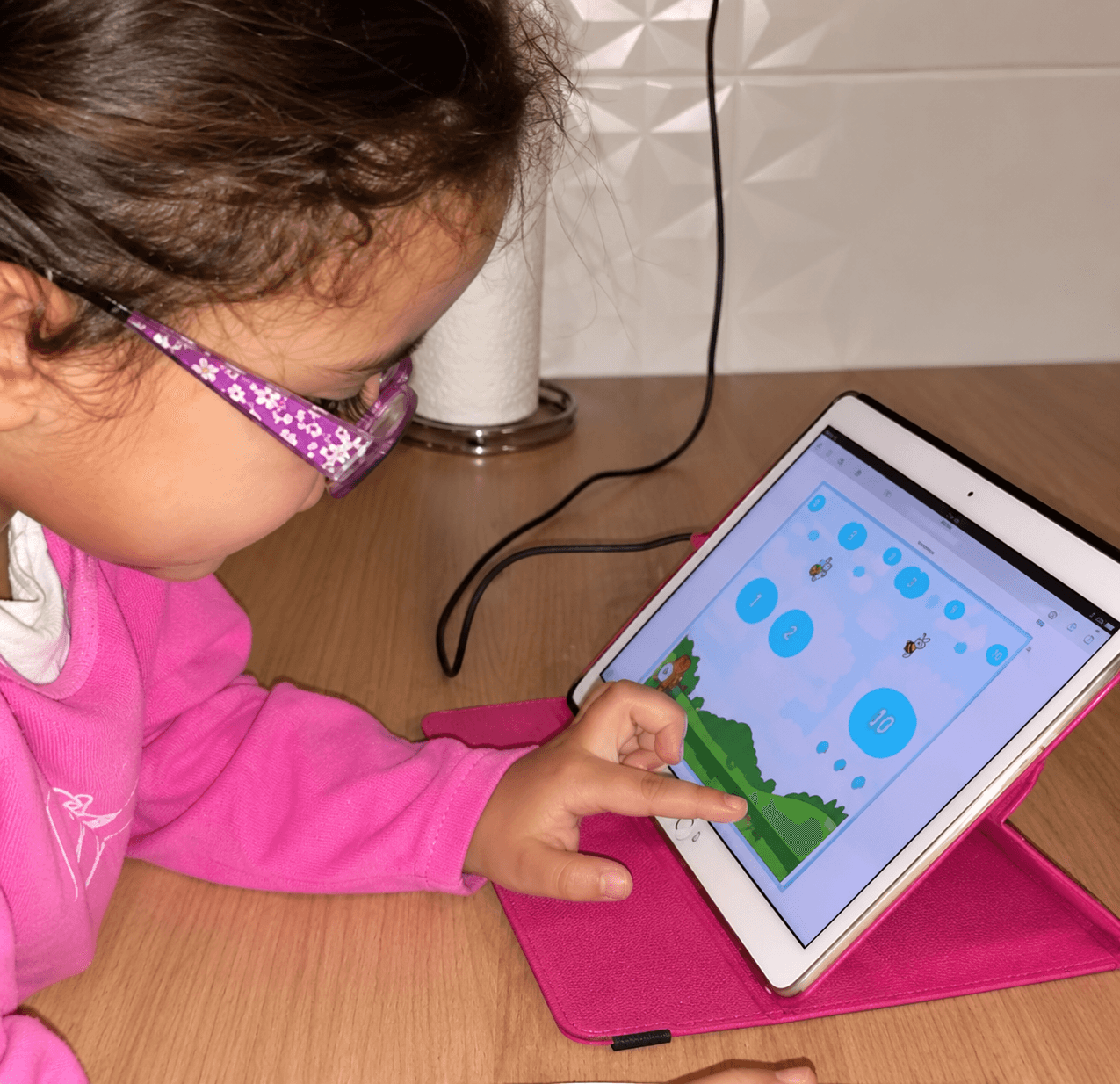 Une petite fille apprend l'arabe sur sa tablette avec Talamize