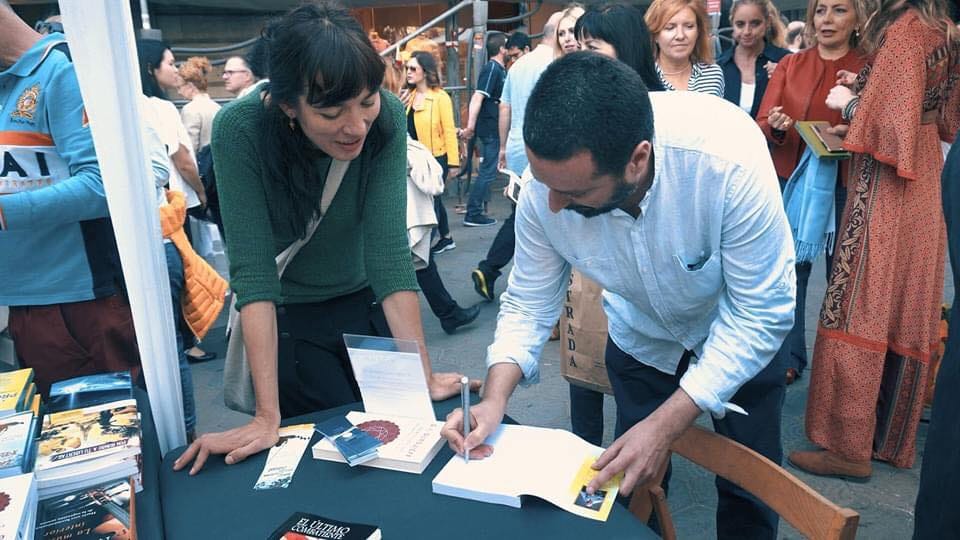 JavierMa firmando libros