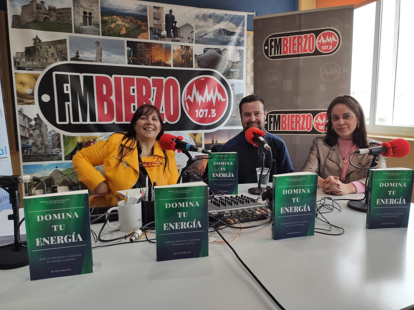 JavierMa presentando Domina tu energía en radio