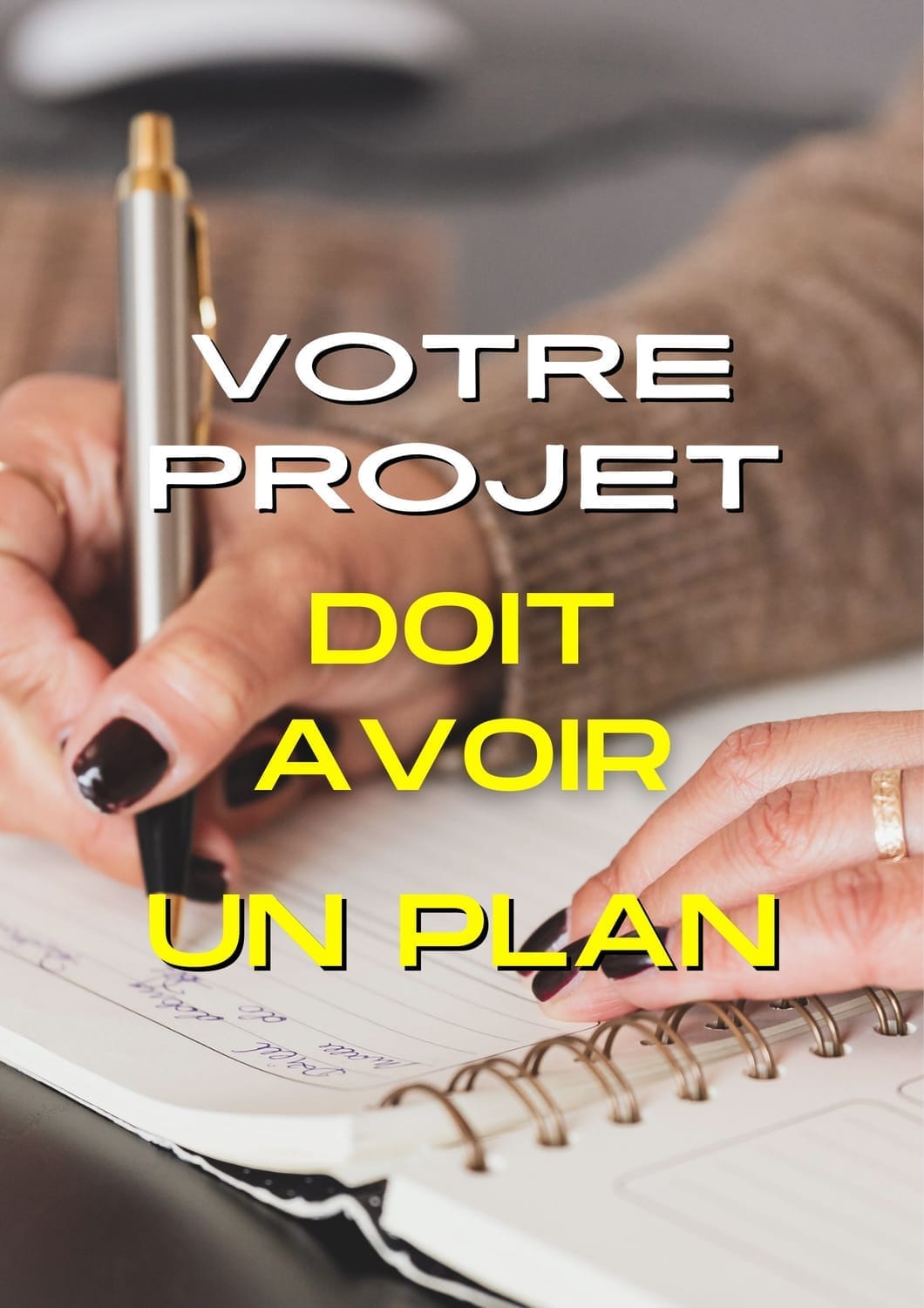 Femme concentrée préparant un plan d’action pour son projet