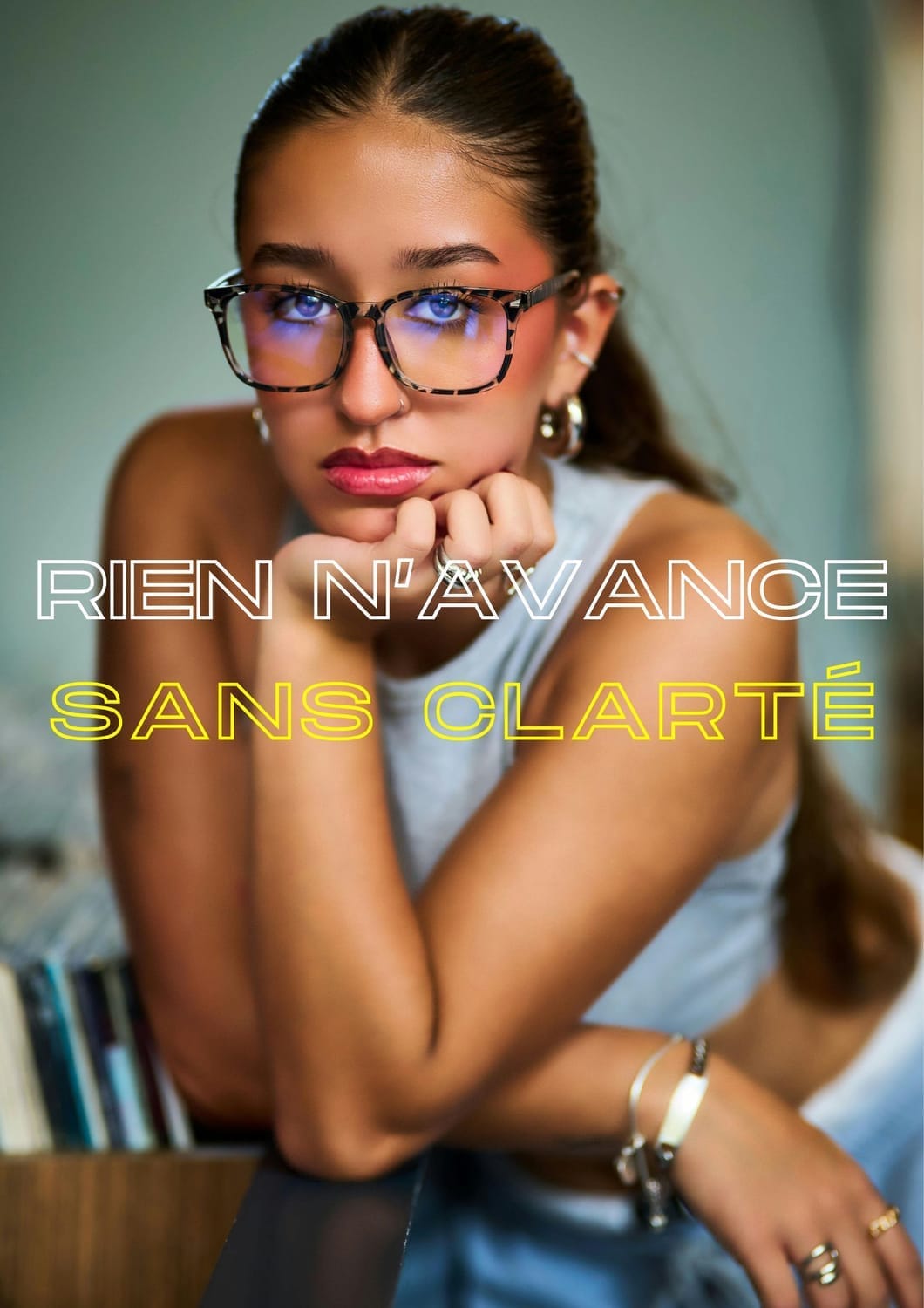 Femme pensive représentant les situations de blocage où le Bilan Stratégie apporte des solutions.