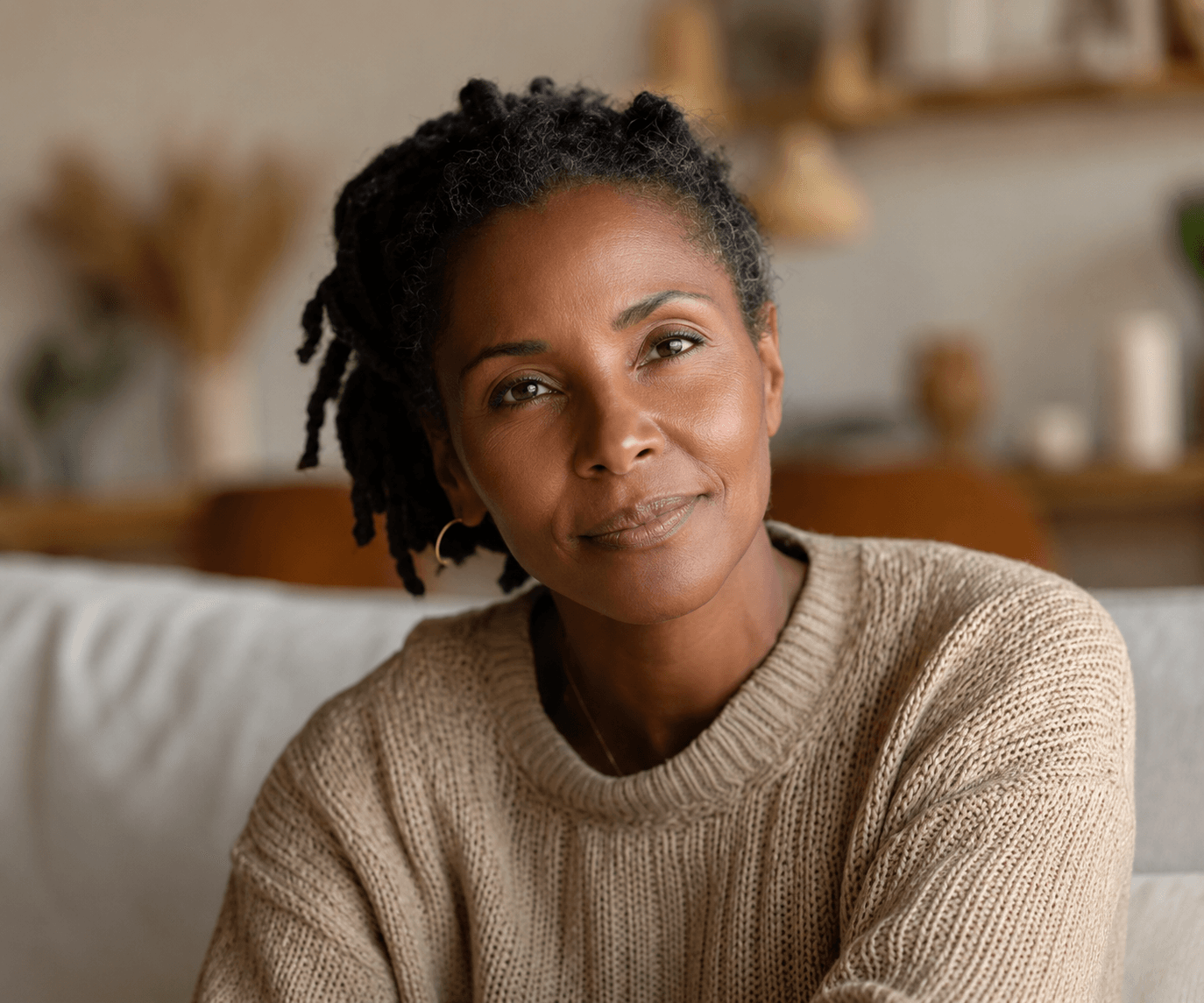 Femme en introspection, pour illustrer la révélation de soi et l’éveil personnel.