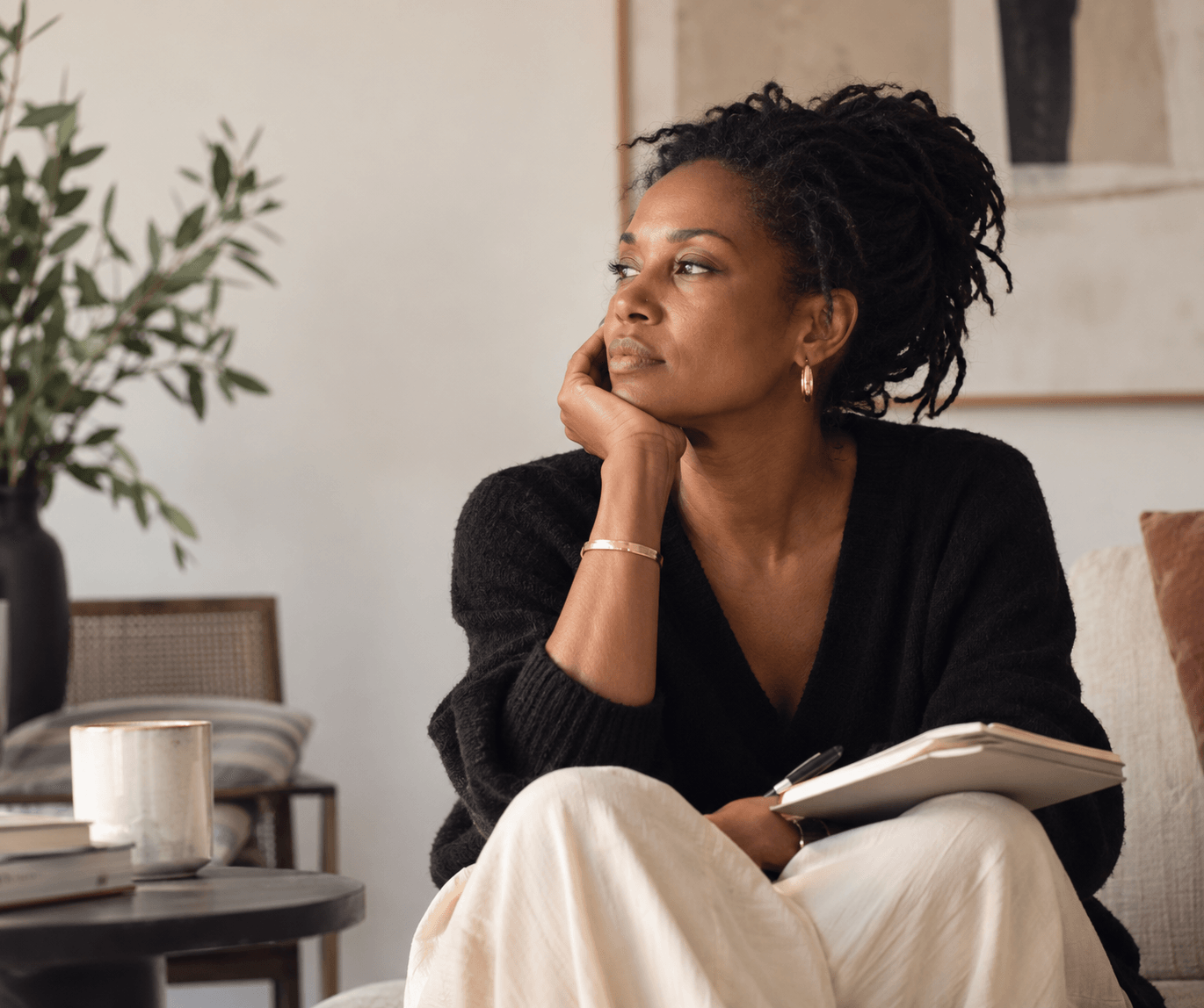 Portrait d’une femme en pleine réflexion, évoquant l’introspection nécessaire au bilan de soi proposé par l’École des Femmes.