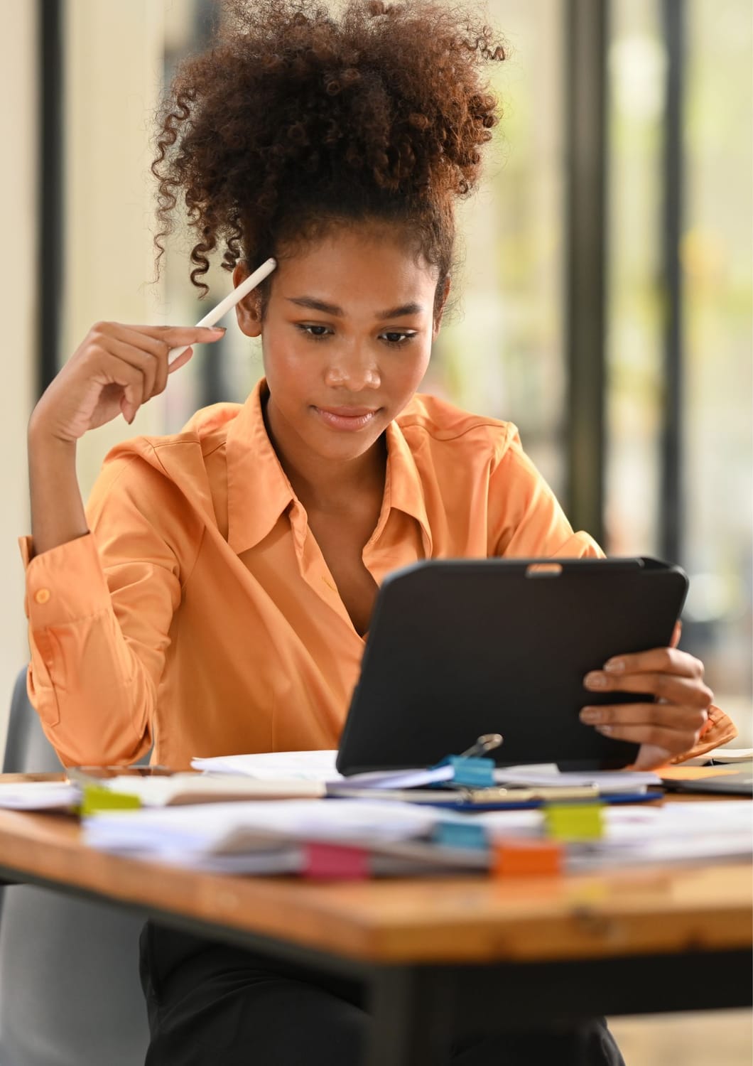 Femme déterminée symbolisant le passage de l’idée à l’action avec le Bilan Stratégie.