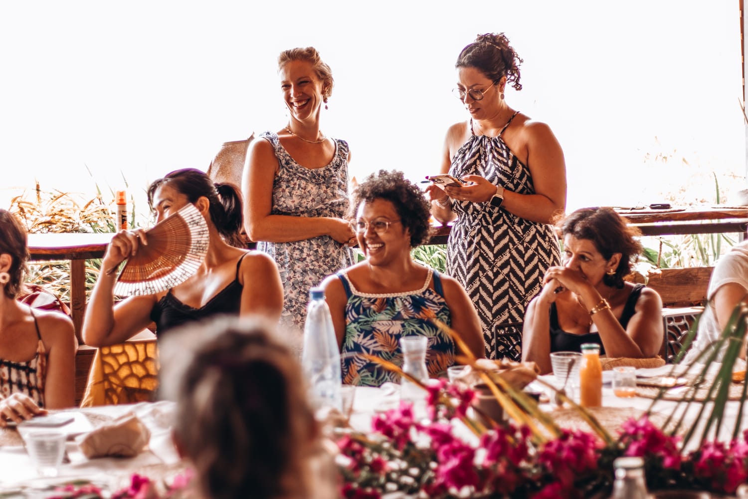 Un déjeuner entre filles en terrasse