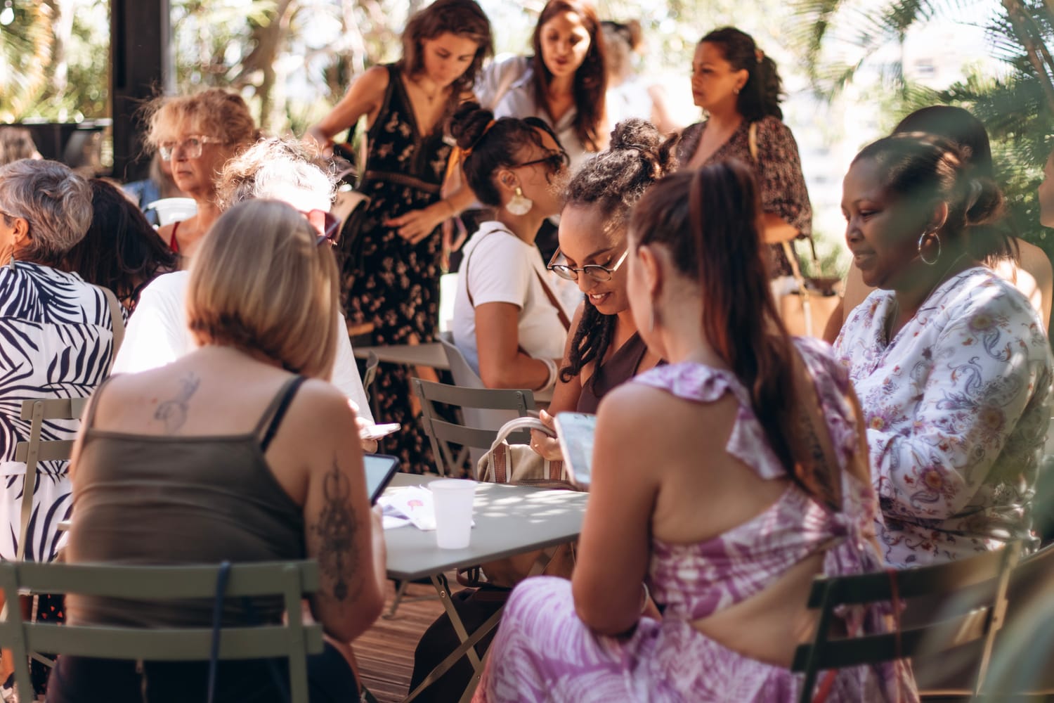 Les filles du club Runwives réunies autour d’une table