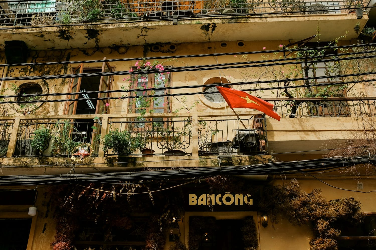 Hanoi Altstadt mit Vietnam-Flagge