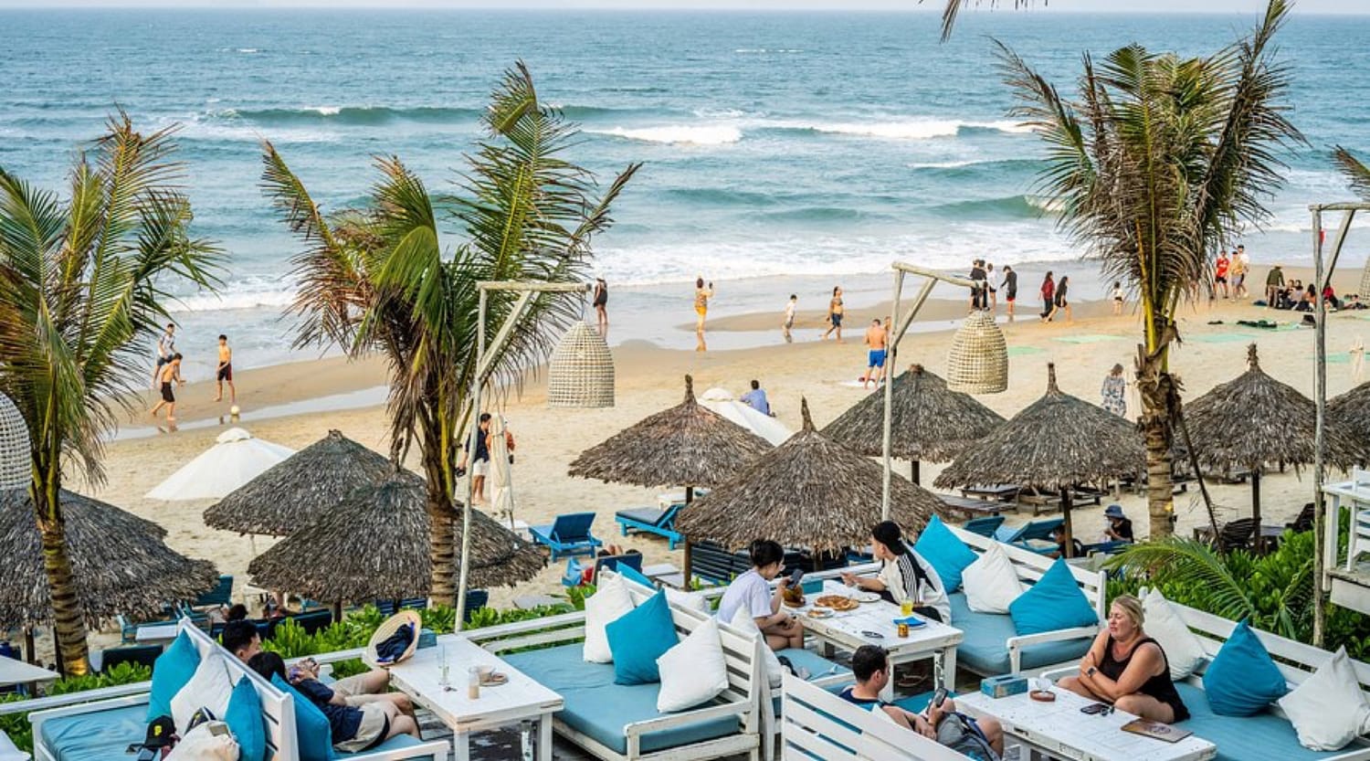 An Bang Beach mit Palmen und Strandliegen