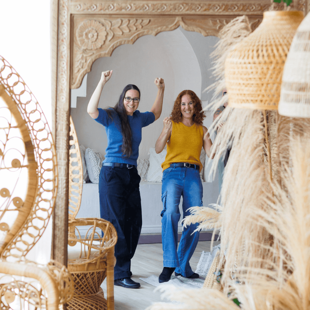 Amélie et Valérie célébrant devant un miroir
