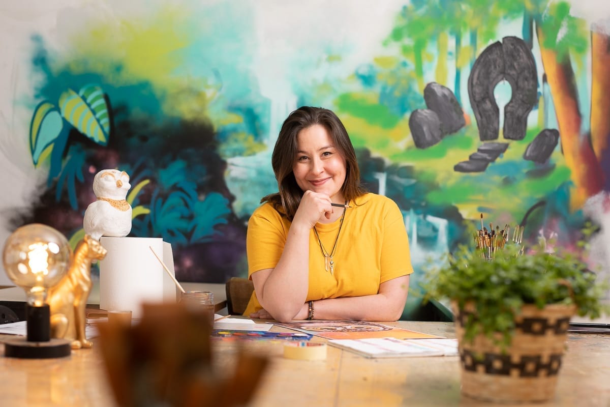 Natacha Perez souriante dans son atelier de peinture