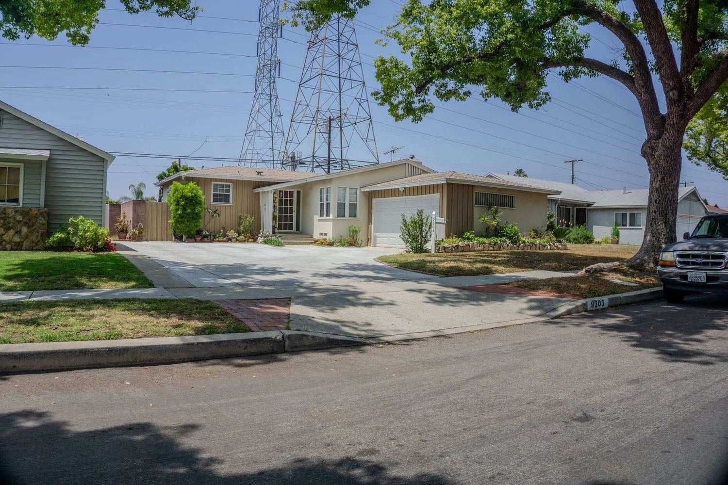 Older neighborhood street with modest homes in Plano, TX