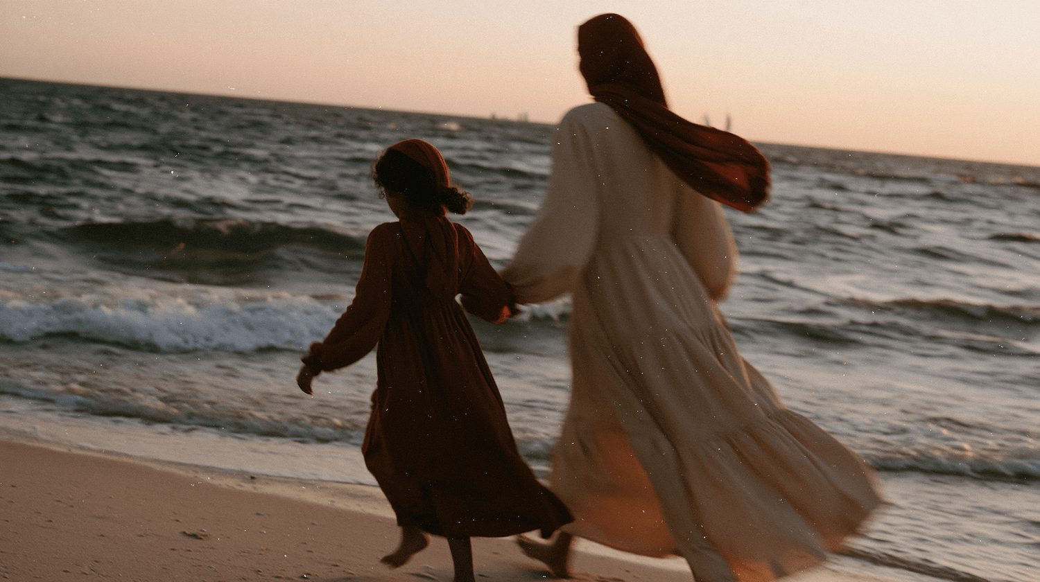 Une femme et son adolescente vues de dos