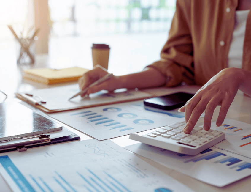 Femeie analizând venituri și cheltuieli într-un plan financiar – evaluarea potențialului de a transforma un hobby în sursă de venit