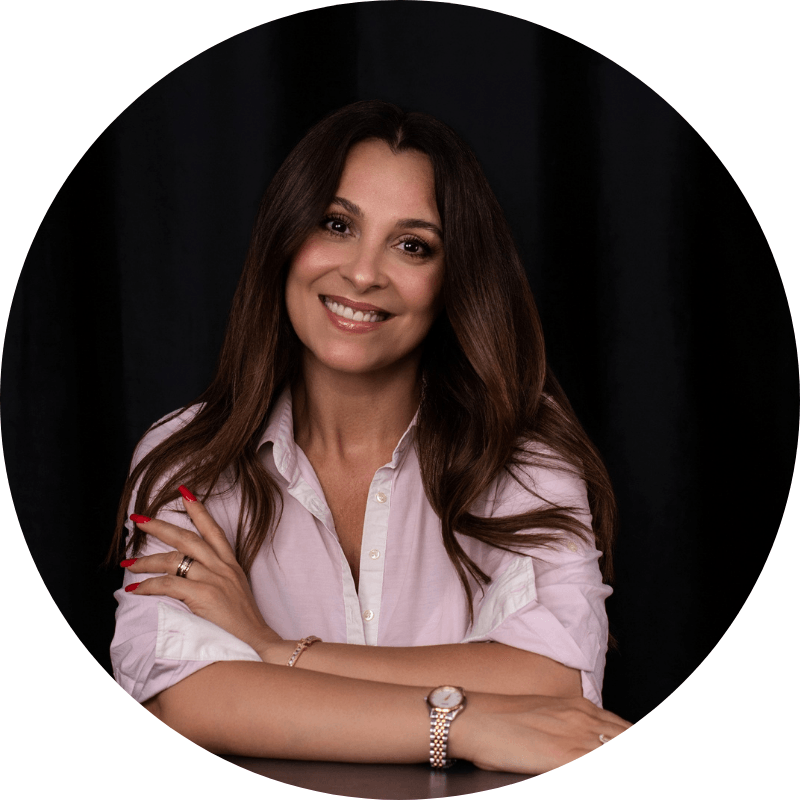 Ramona Ilie este fotograf dedicat exclusiv femeilor, autor și Master Practitioner NLP.