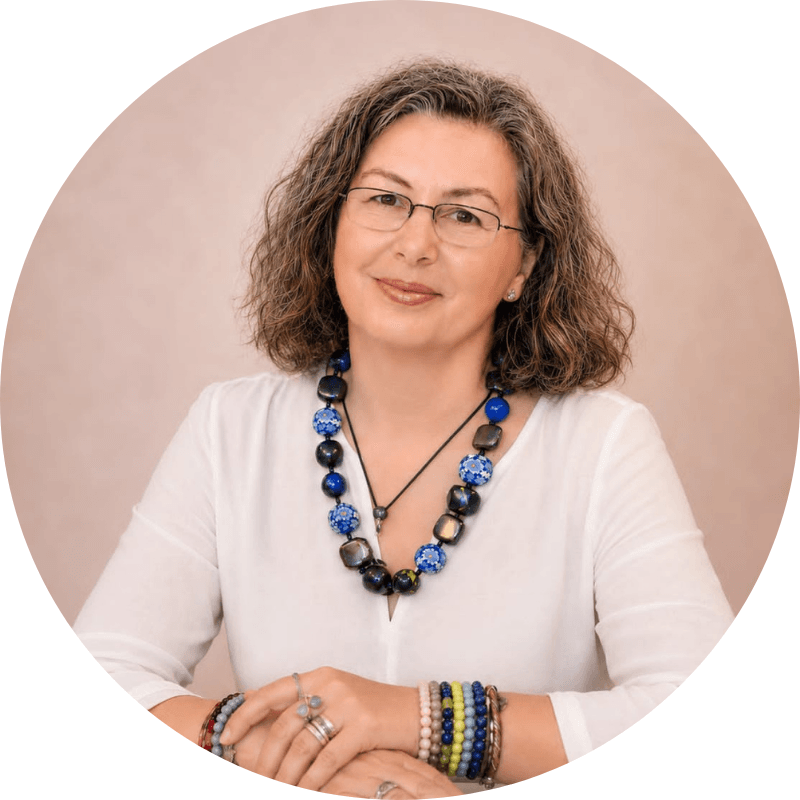 Sunt Monica Ionescu, Naturopat (Canada), Terapeut Terapii Complementare (Romania) și creator al Conceptului A.N.S.W.E.R.™ – o abordare integrată pentru prevenție, vitalitate și echilibrul Corp–Minte–Suflet.