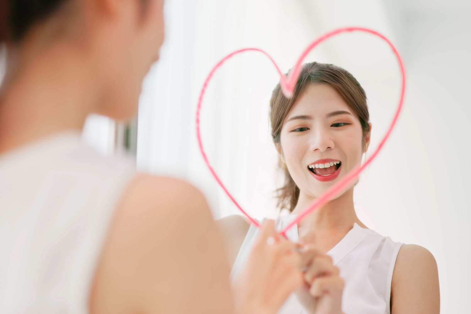 une adolescente dessine un coeur et a de l'estime de soi