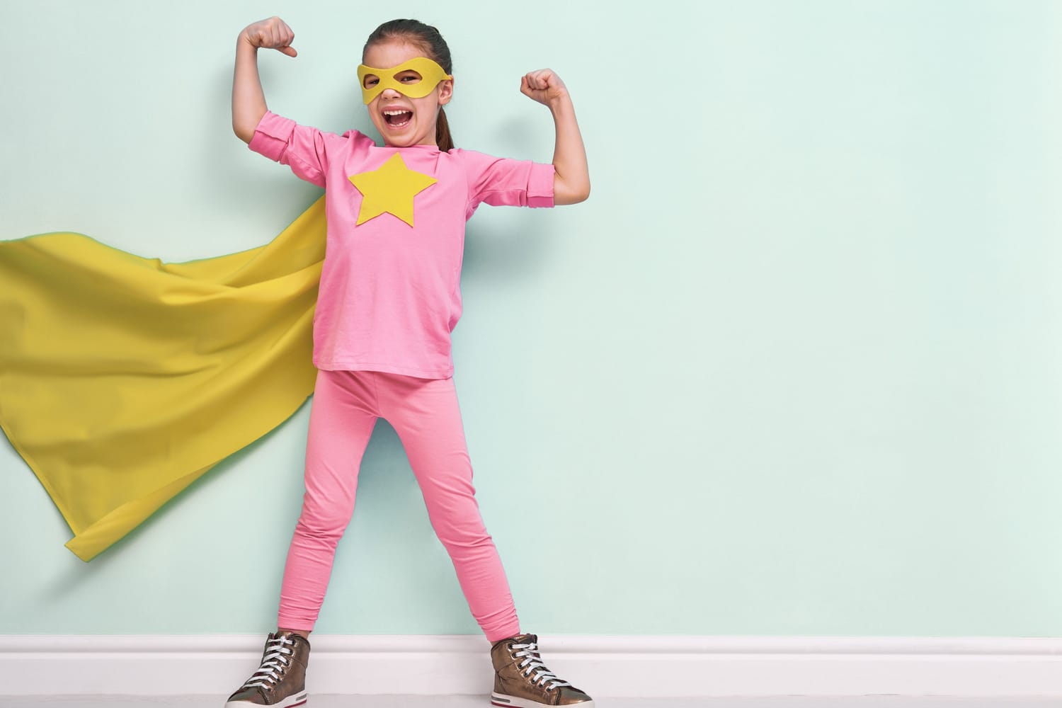 Un enfant est habillé en super-héros et montre de la confiance en lui grâce à INATTAQUABLE