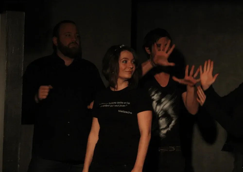 Line Herzog sur scène lors d'un spectacle de théâtre d'improvisation