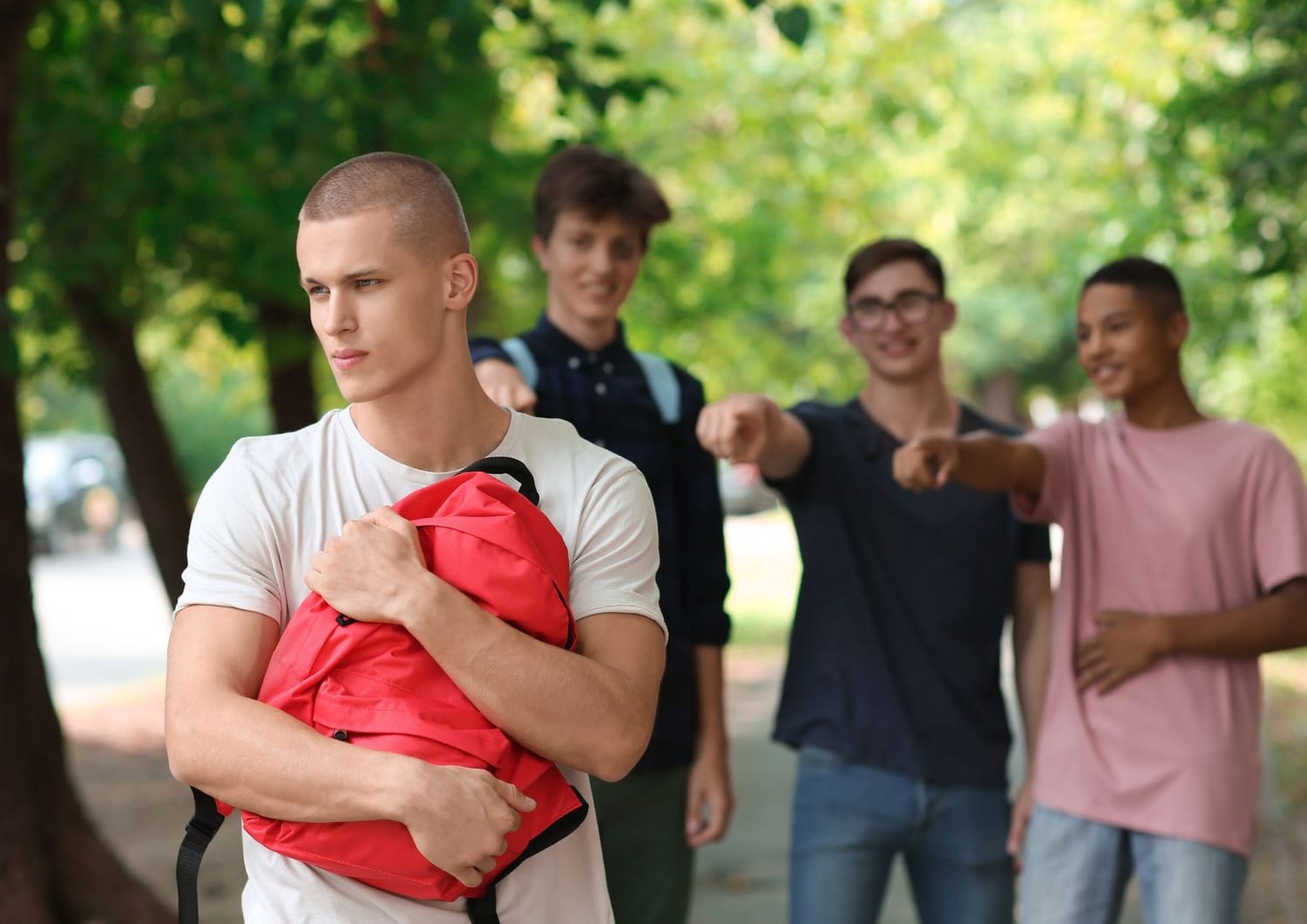 Un adolescent est pointé du doigt et subit des moqueries et du rejet