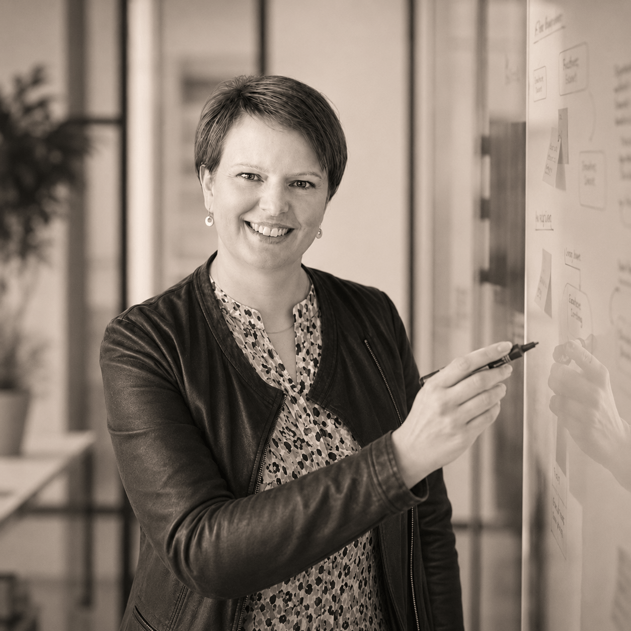 Camilla Nymann arbejder ved et strategi-board