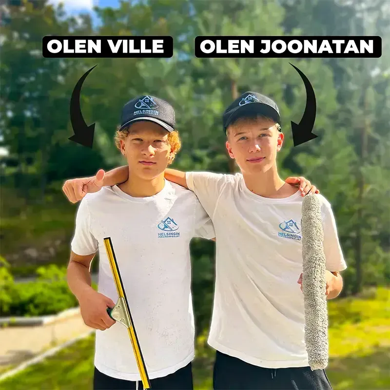 Helsingin ikkunanpesijöiden perustajat ja omistajat Ville Hautamäki ja Joonatan Lindhol hymyilemässä kameralle ikkunanpesutarvikkeet kädessä