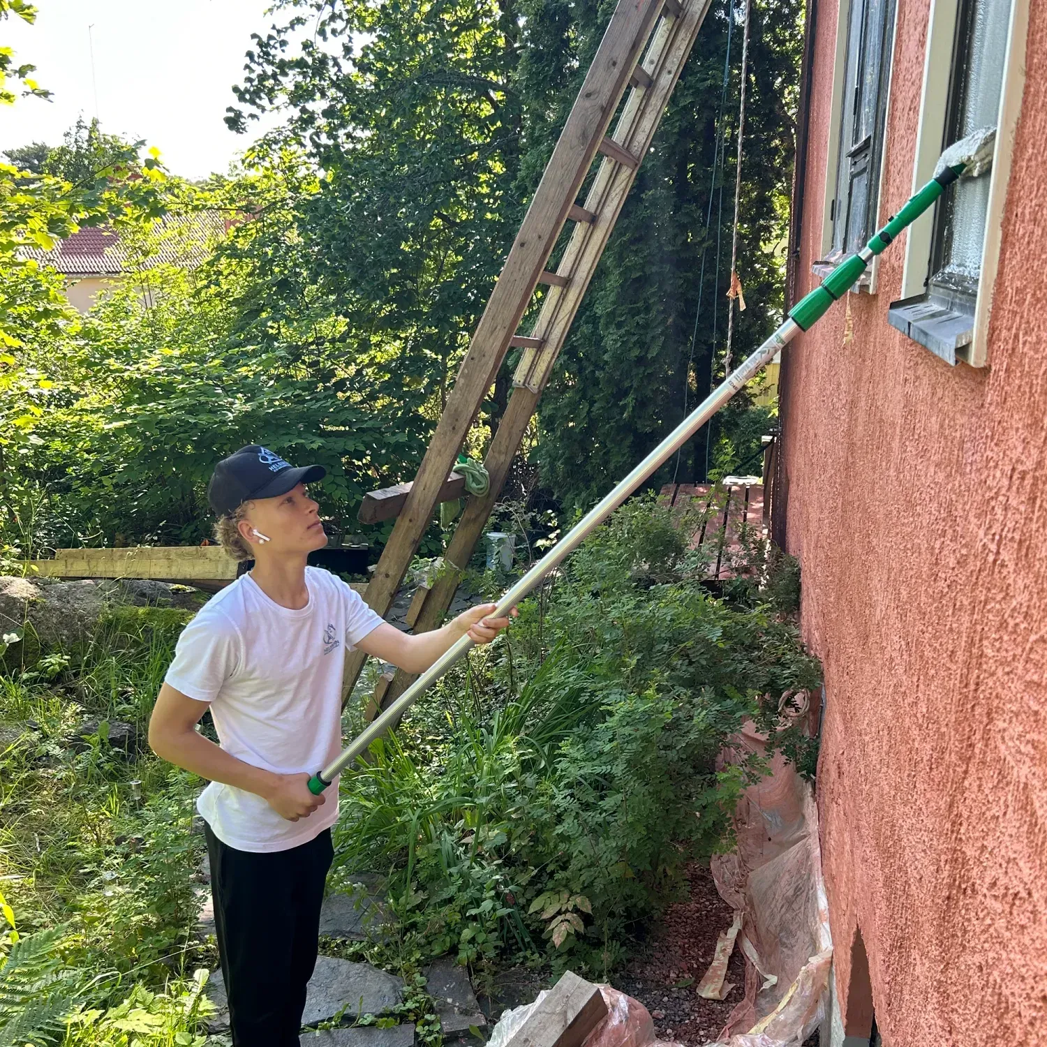 Siivojaa rullaamassa mattoa