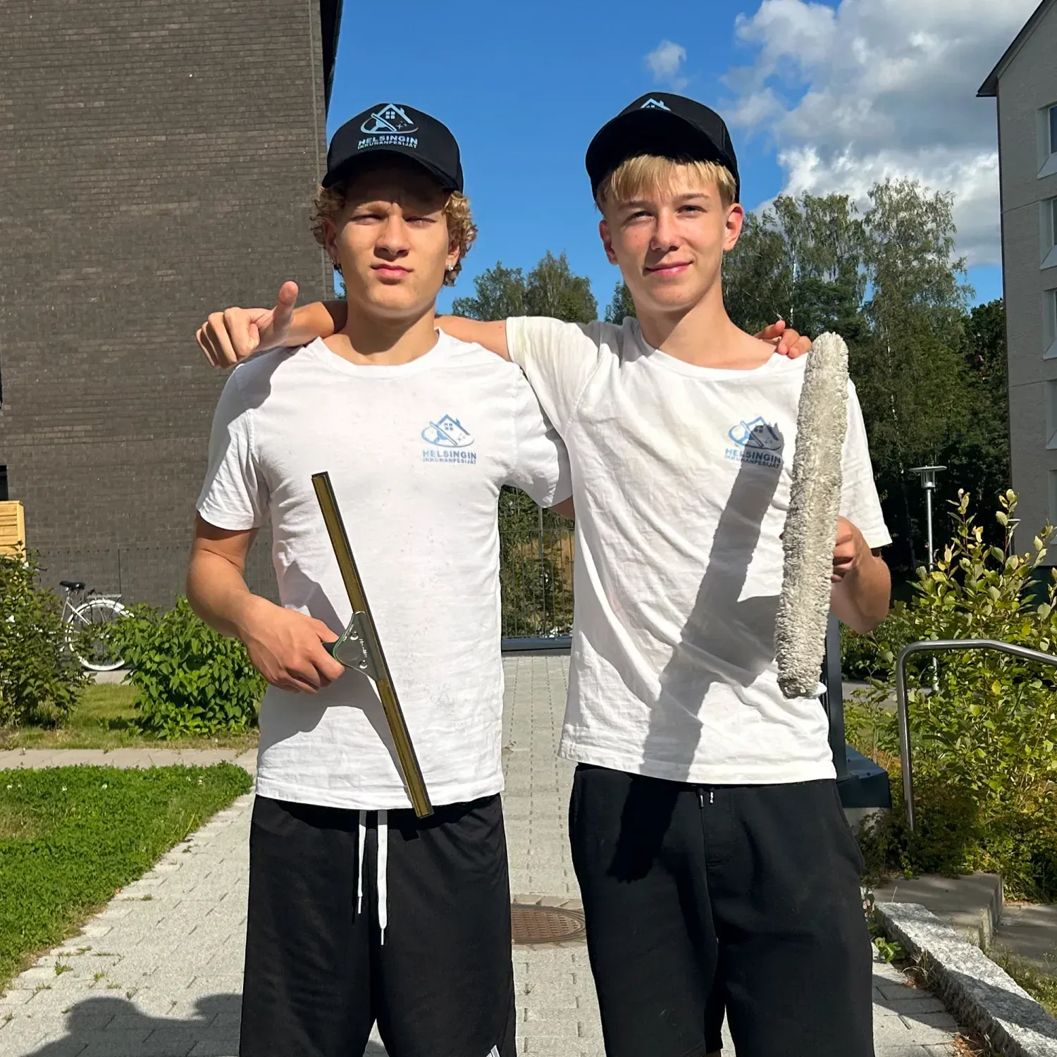 Siivojaan käsi puhdistamassa toimistossa työpöytää johon on läikkynyt kahvia