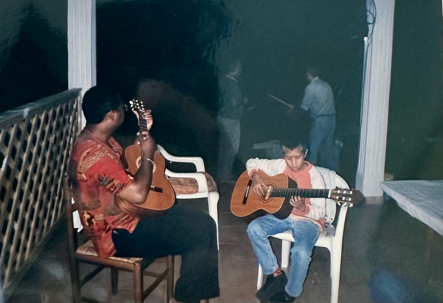 Christophe joue de la guitare en famille