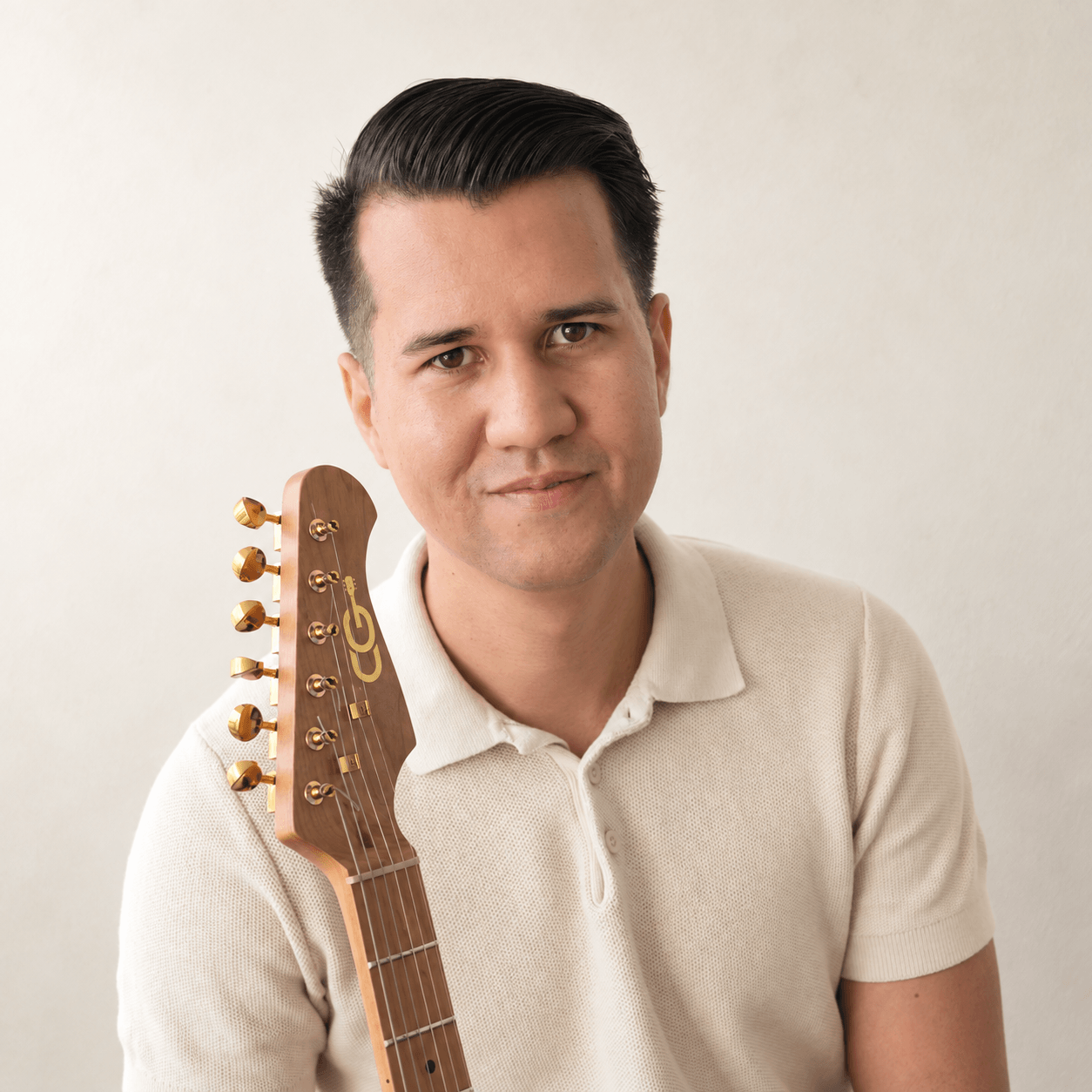 Christophe Gauche avec sa guitare