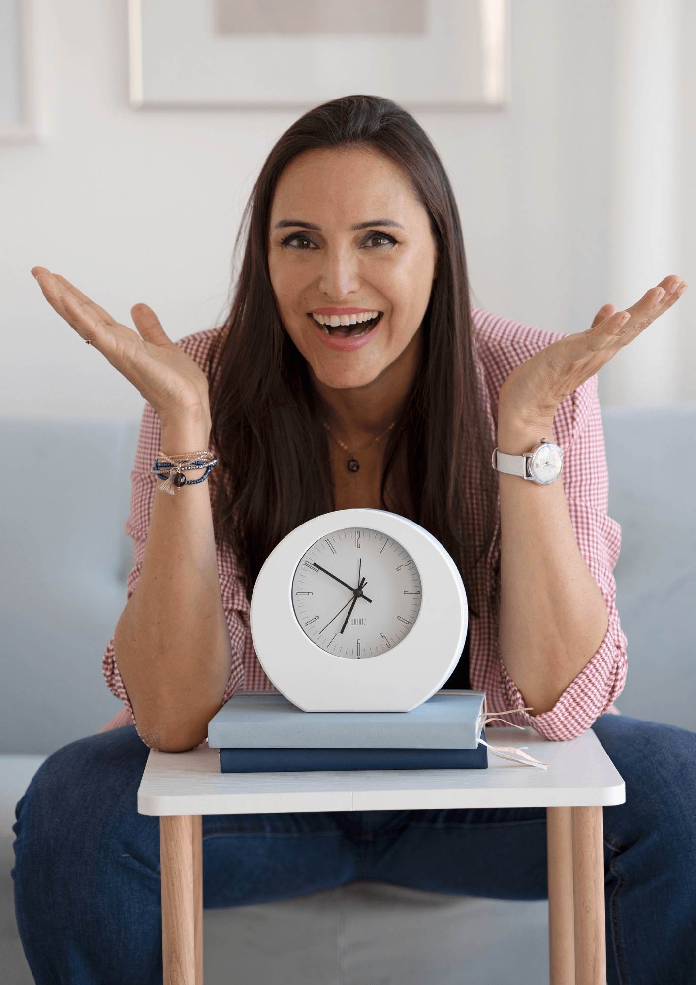 mujer sonriendo con reloj entre las manos