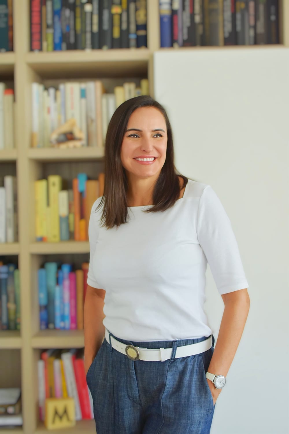 marta sentada con mano en la pera