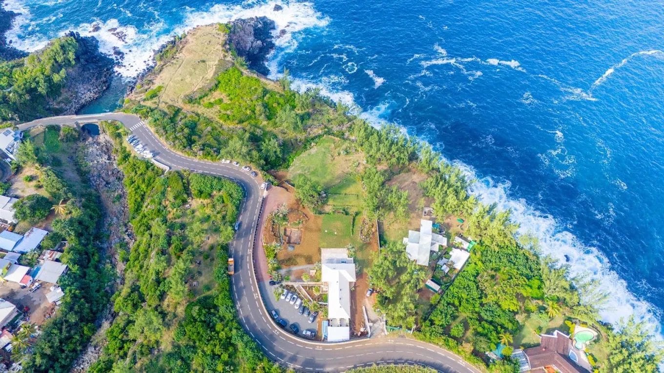 Vue aérienne du Domaine Bassin 18 au bord de l'océan à Saint-Pierre
