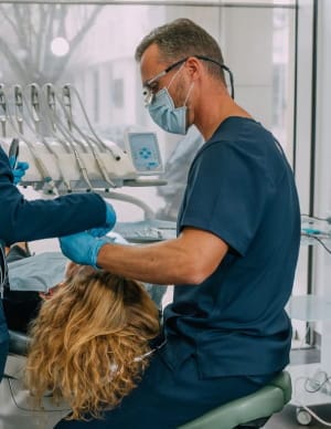 Dr. Pedro Coelho a trabalhar na Clínica Quantum Smile