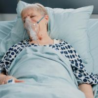 oxygène-contre-problème-respiratoire-dans-lit-hopital-patient-malade-respirant-fortement-au-repos-attente-assistance-medicale-sac-perfusion-iv.jpg