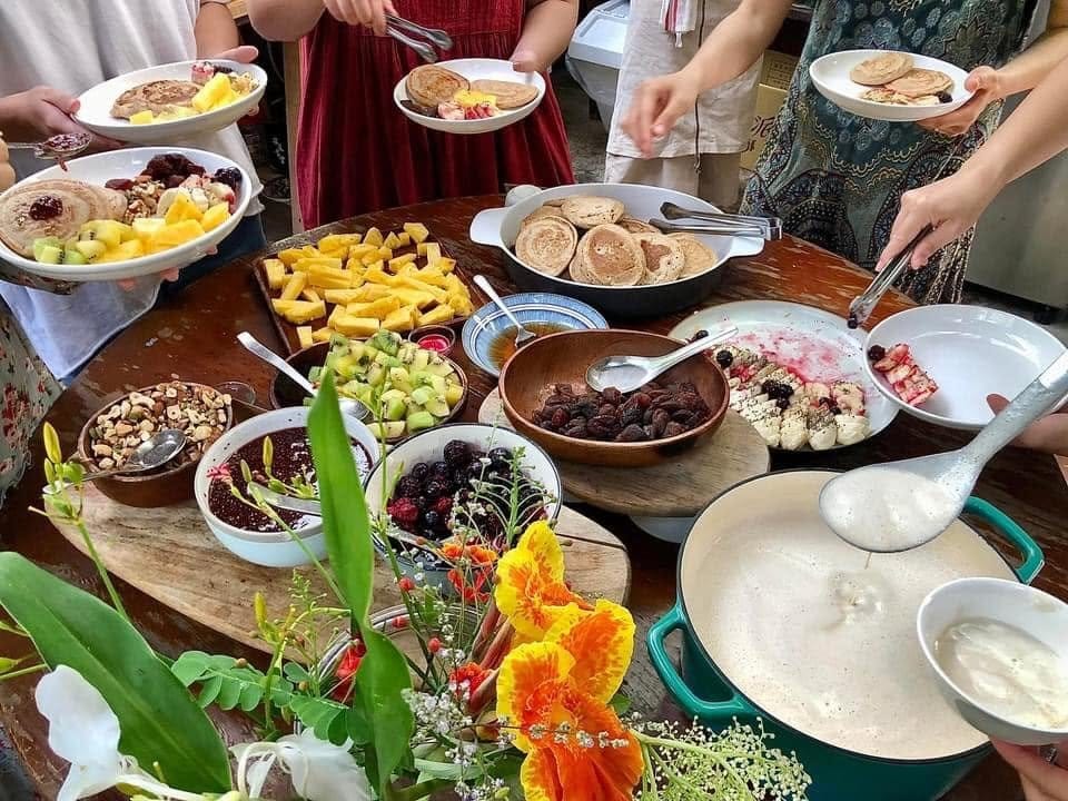 大家一起取用早餐