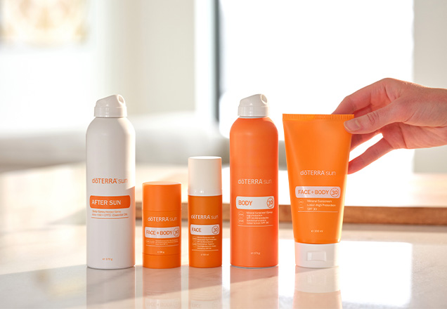 En bild med 4 solprodukter från serien doTERRA Sun, med texten 2SPF30+, Bredspektraskydd, Vattenavvisande Naturligt indrande, Fuktgivande och Revsäker. Innehåller inte Benzene, Oxybenzone, Parabener, Ftalater, Färgämnen, Nanopartiklar".