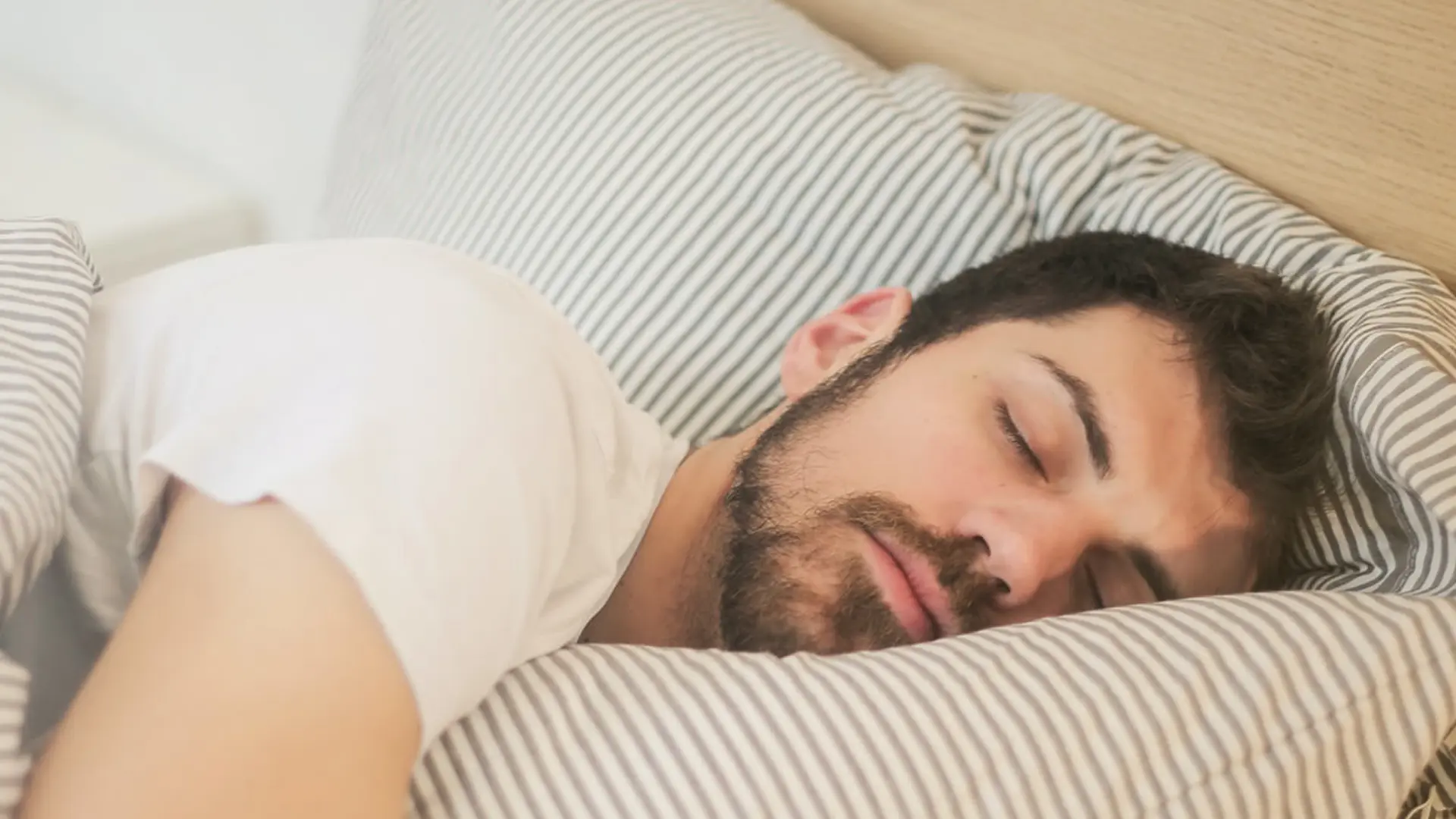 Man asleep after sleep hypnosis