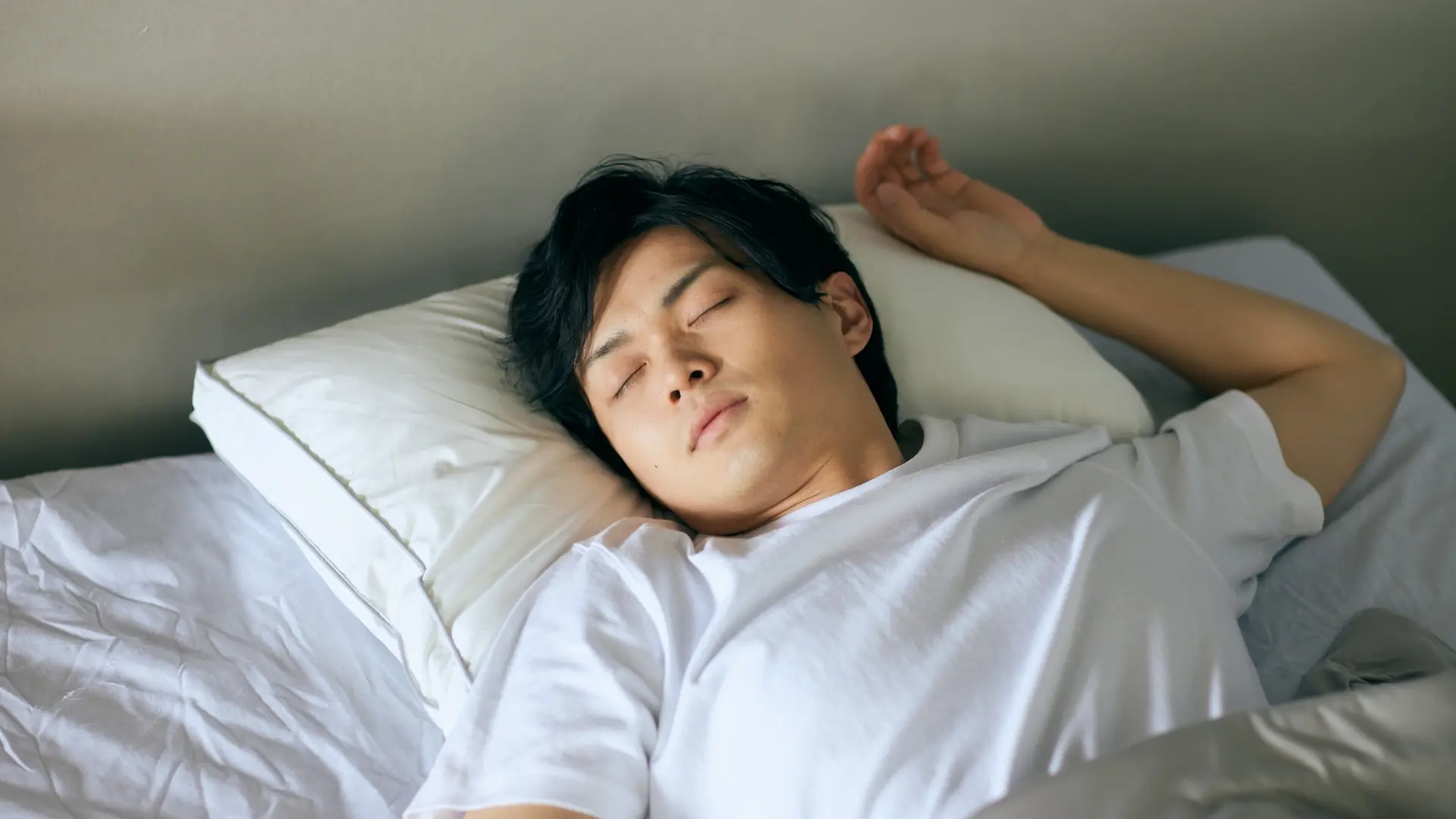 Man asleep in bed after sleep hypnotherapy