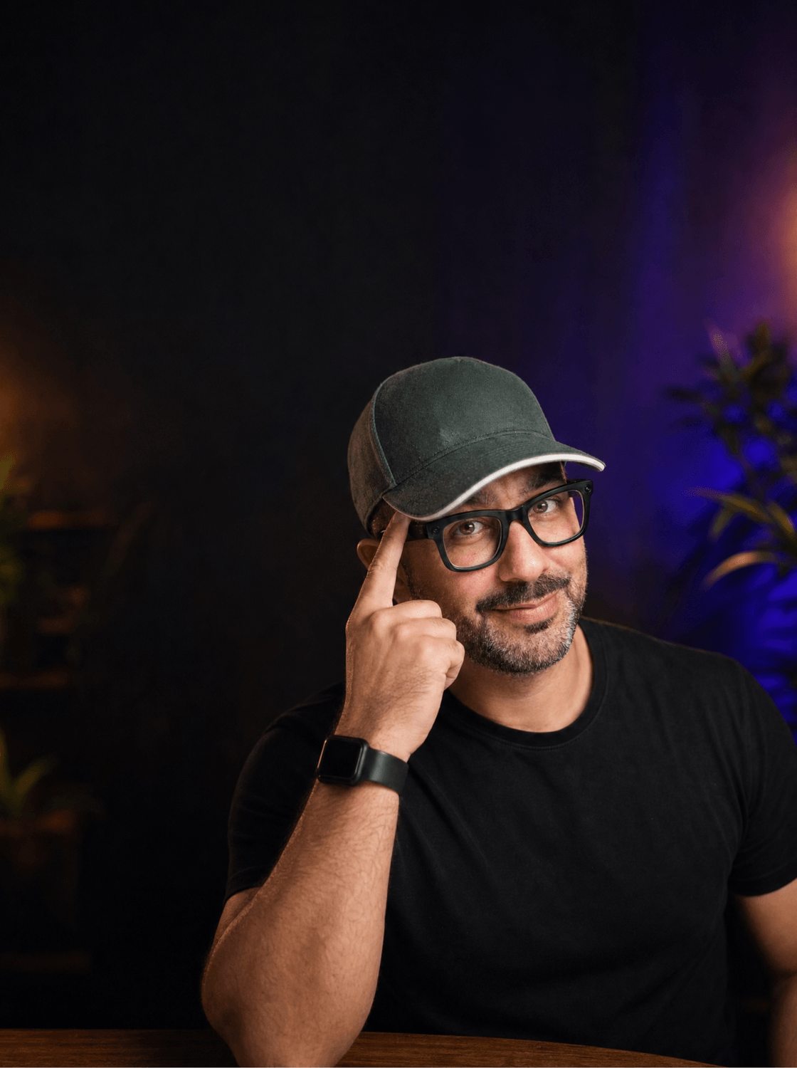 Zak, le créateur de MG Academy, dans son studio