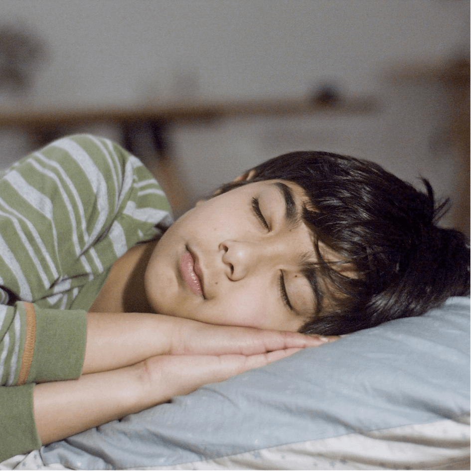 Ragazzo che dorme tranquillo con le mani sotto alla testa