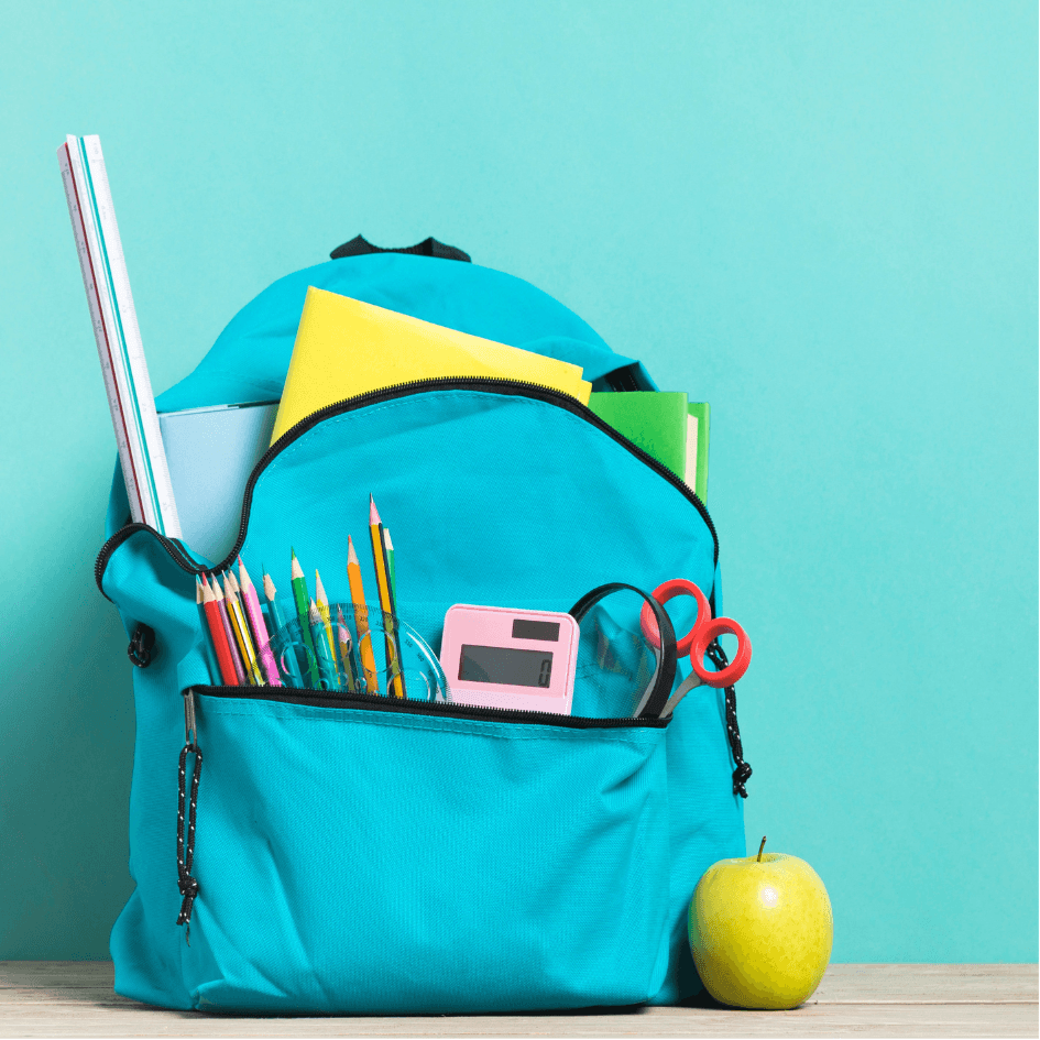 Zaino azzurro pieno di quaderni e accessori per la scuola