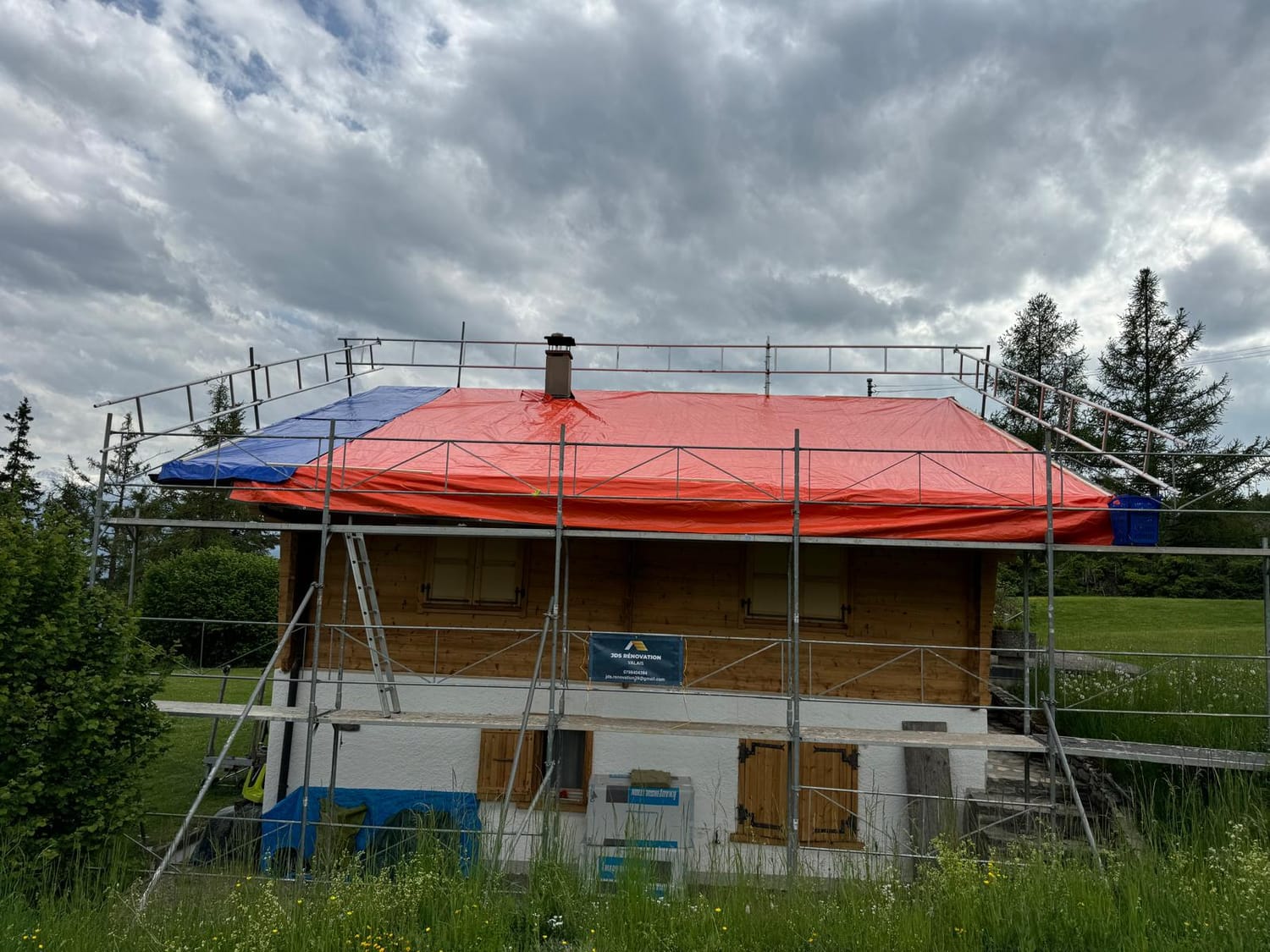 Toit du chalet à Anzère avant rénovation, échafaudage en place