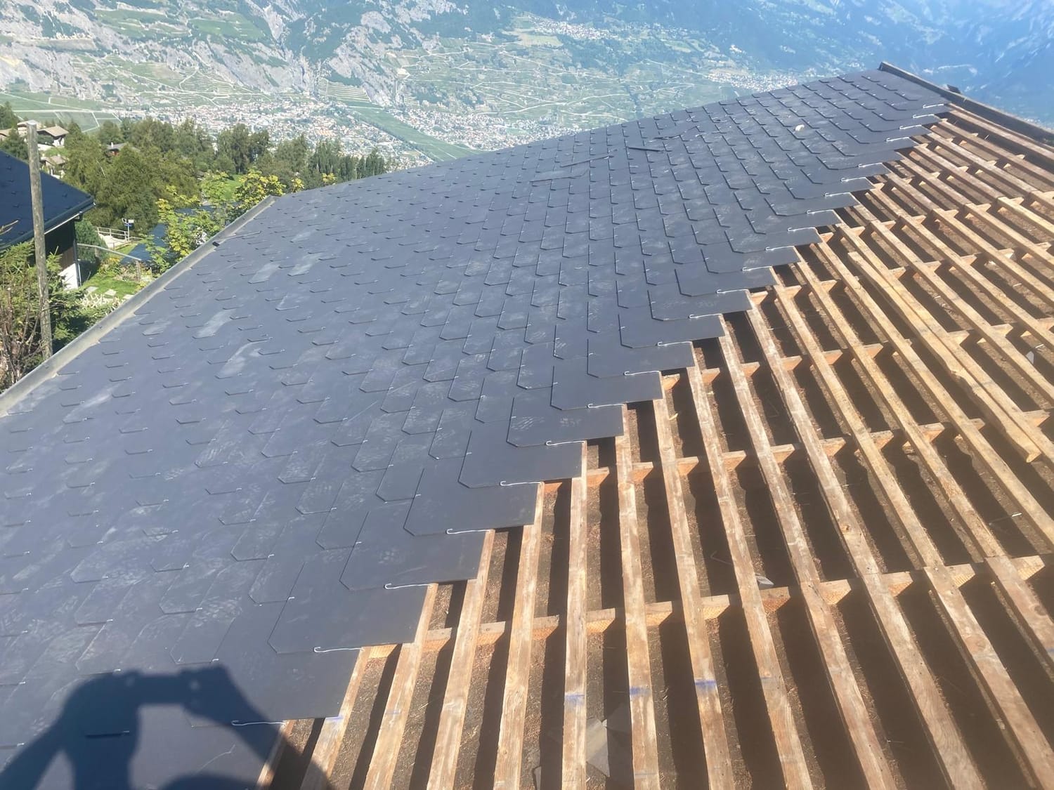 Nouvelle toiture posée sur le chalet à Nendaz