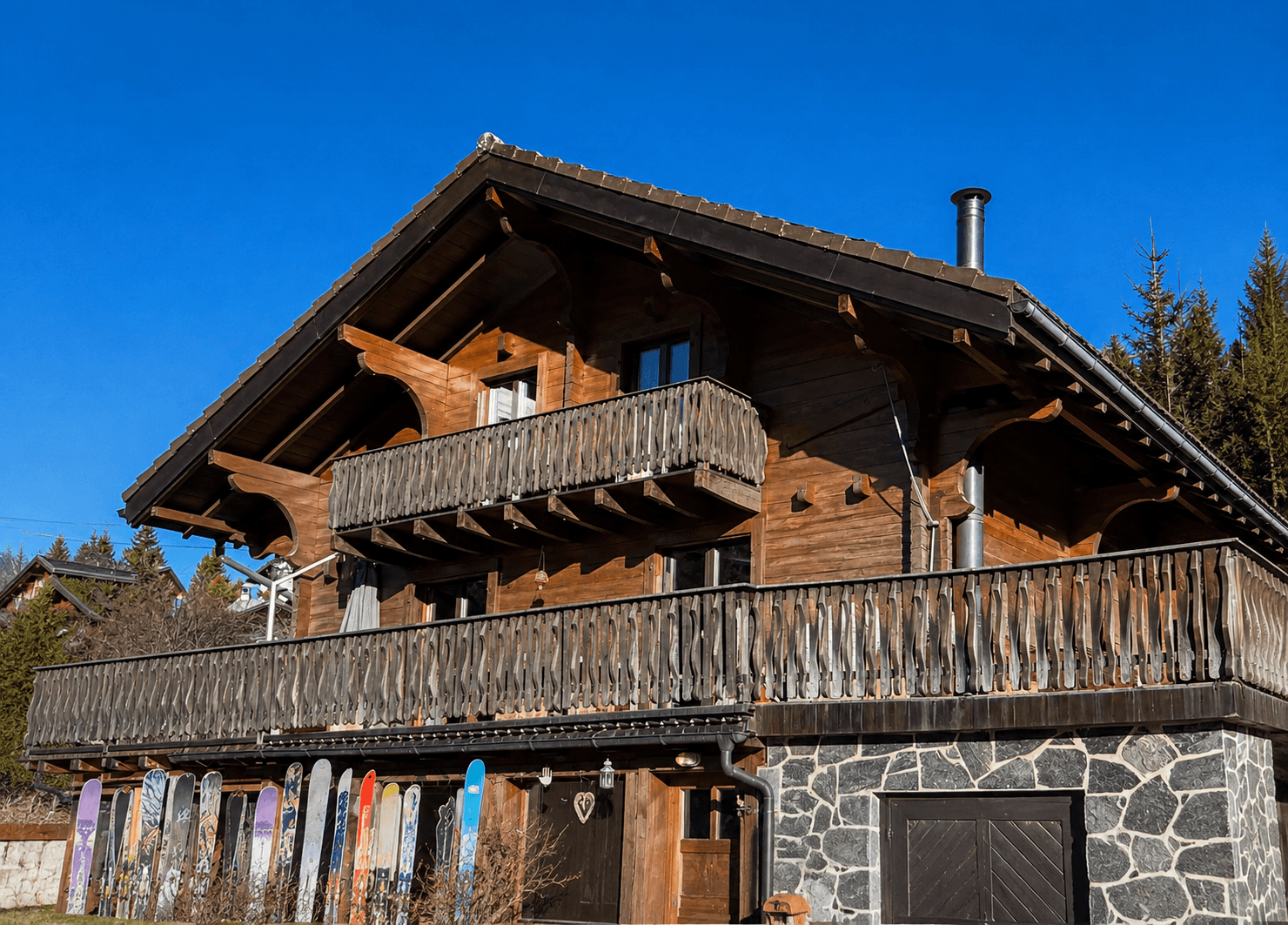 Boiseries extérieures du chalet à Morgins avant restauration