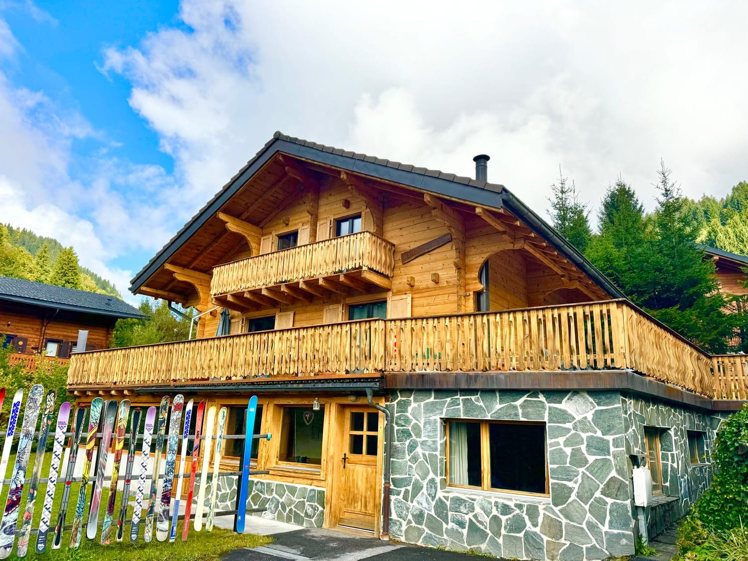 Boiseries extérieures restaurées du chalet à Morgins